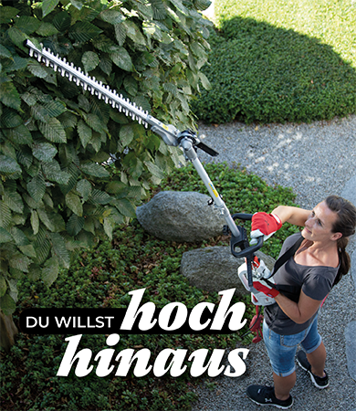 Frau schneidet einen hohen Baum mit einer Teleskop Heckenschere